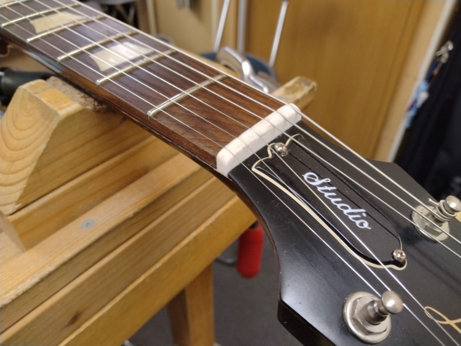 ナット交換: リペアショップPINE｜ギター、ベースの修理工房